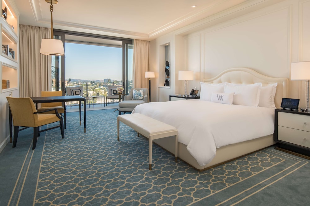 DELUXE, KING BED