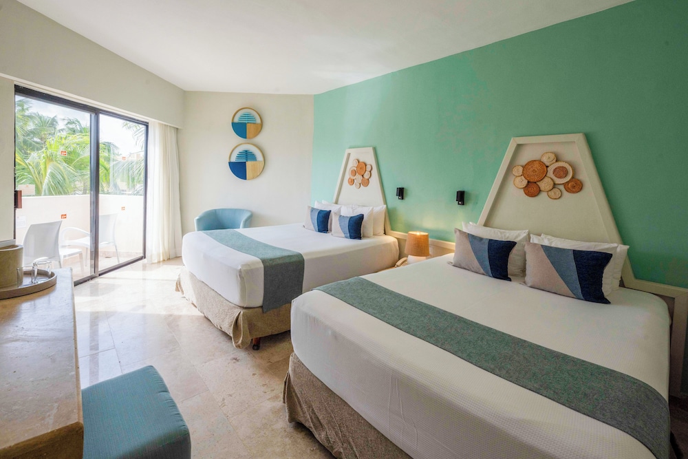 SUPERIOR, 2 QUEEN BEDS, POOL VIEW