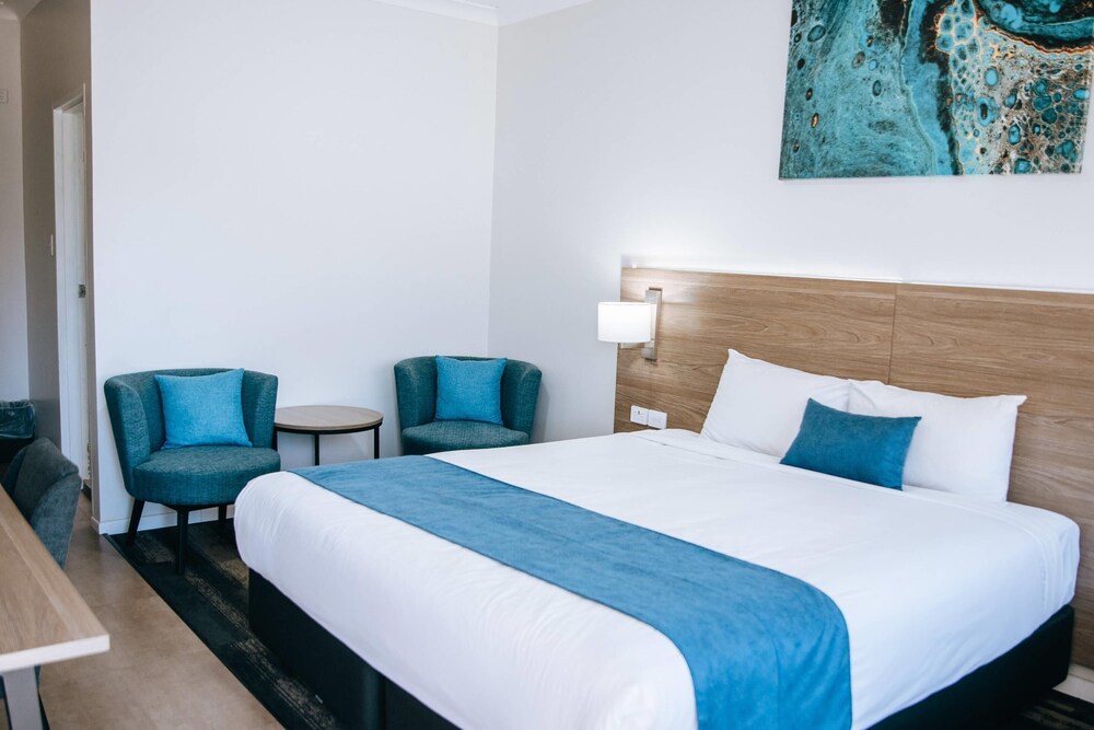 Deluxe, 1 King and 1 Single Beds