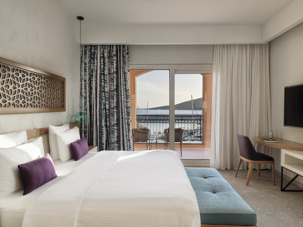 GRAND, DELUXE, SUITE, SEA VIEW, CORNER