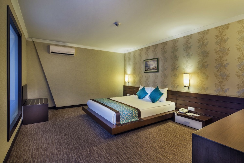 Catamaran Resort Hotel 44/71
