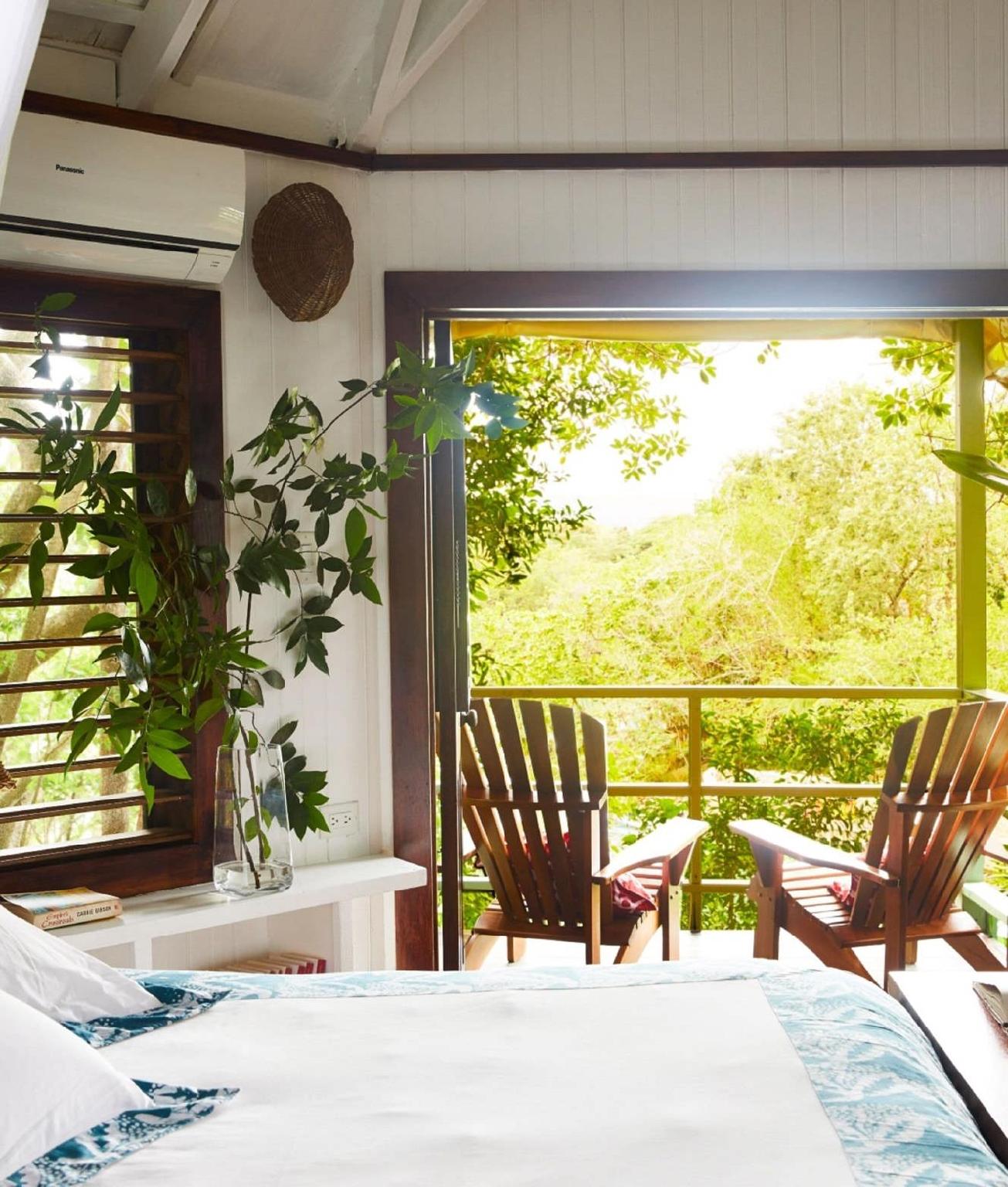 Lagoon, Hut, King Bed