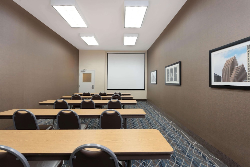 La Quinta Inn & Suites by Wyndham Houston Energy Corridor 49/61