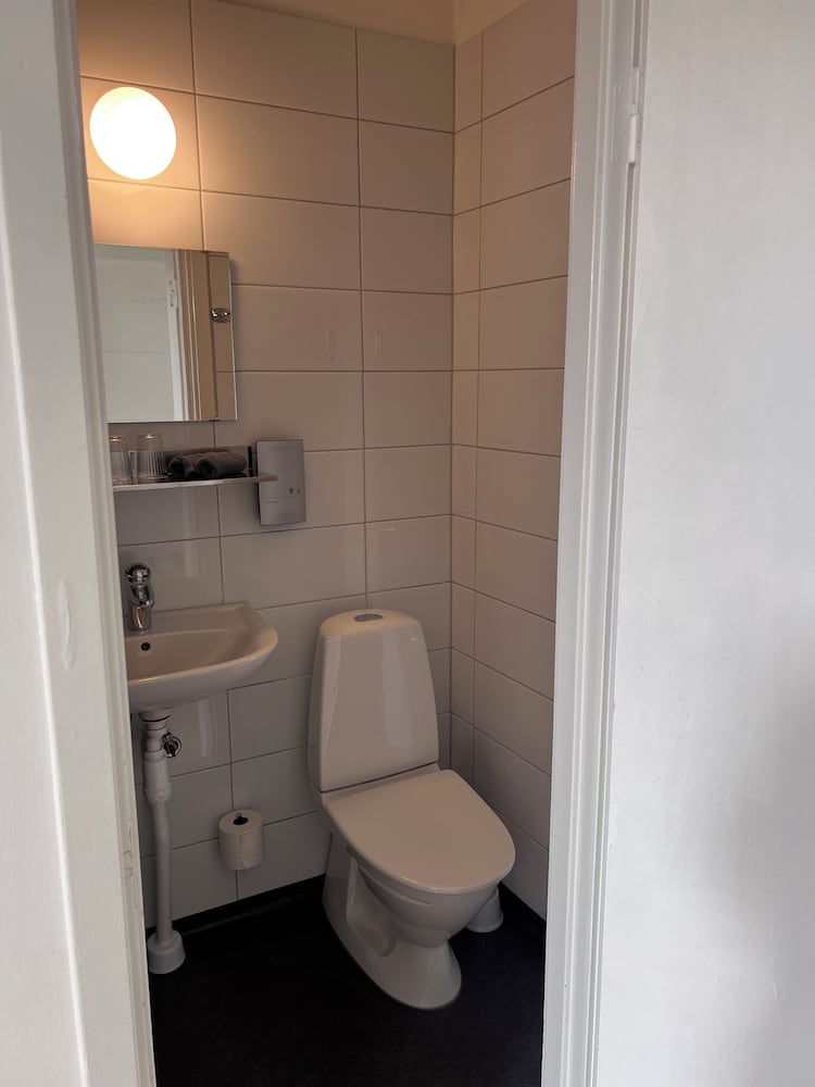 غرفة عائلية بسريرين منفصلين وسرير كينج مع أريكة، Hotel Sirius 4/7