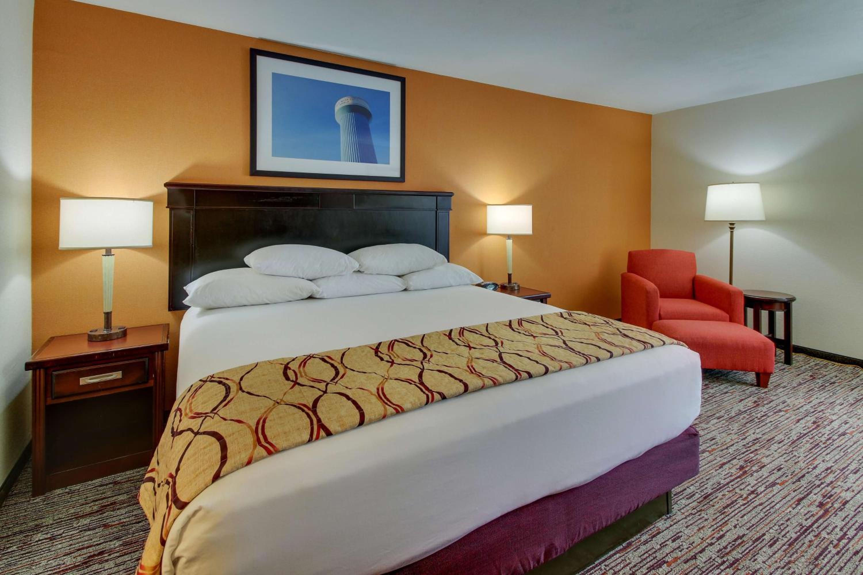 غرفة ديلوكس بسرير كينج لذوي الإعاقة، Pear Tree Inn St Louis Arnold 2/4