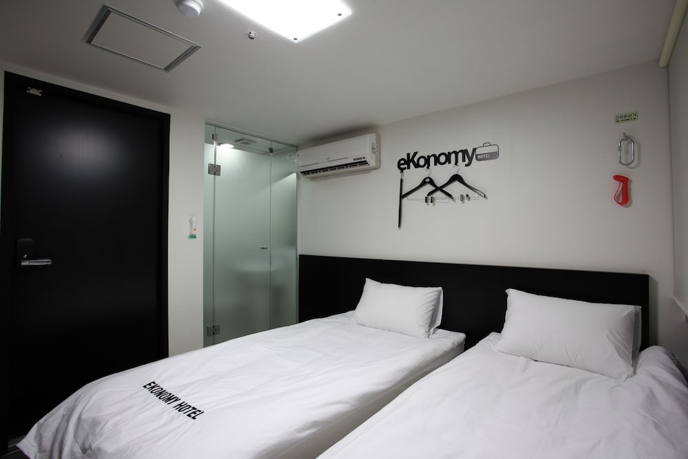 Ekonomy Hotel Myeongdong Premier 24/48
