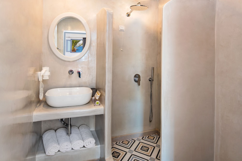 Akrotiri Hotel 49/50