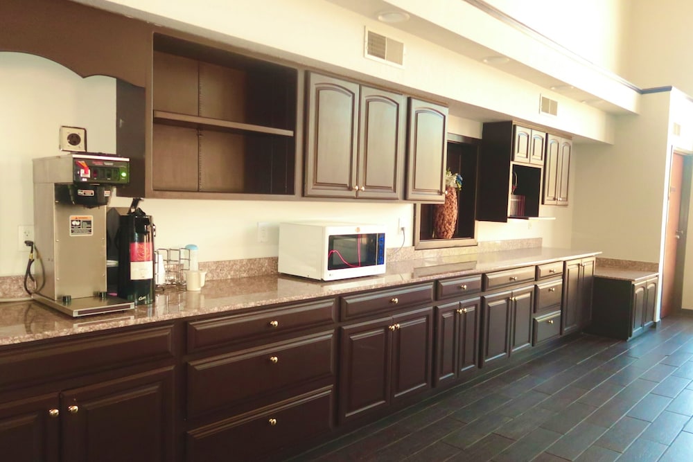 Studio6 Suites Elkhart, IN 9/40