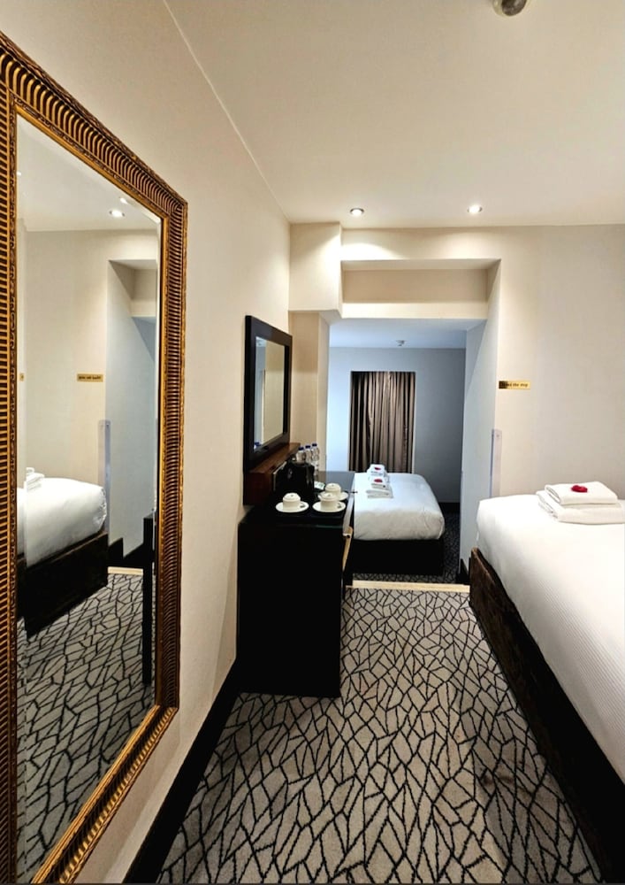 Hyde Park International Hotel 64/65