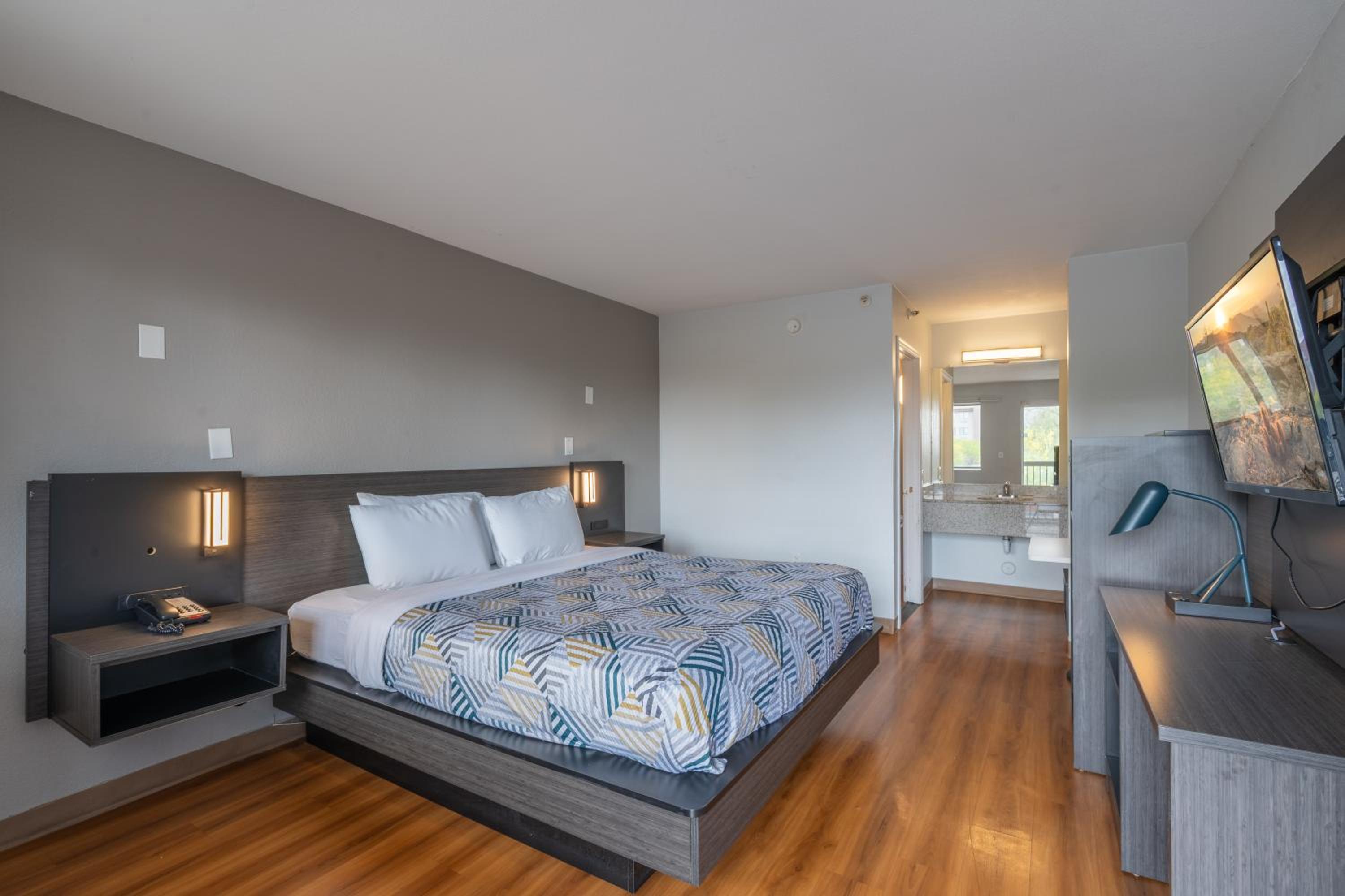 1 Queen Bed - ADA/RI Shower/Non-Smoking