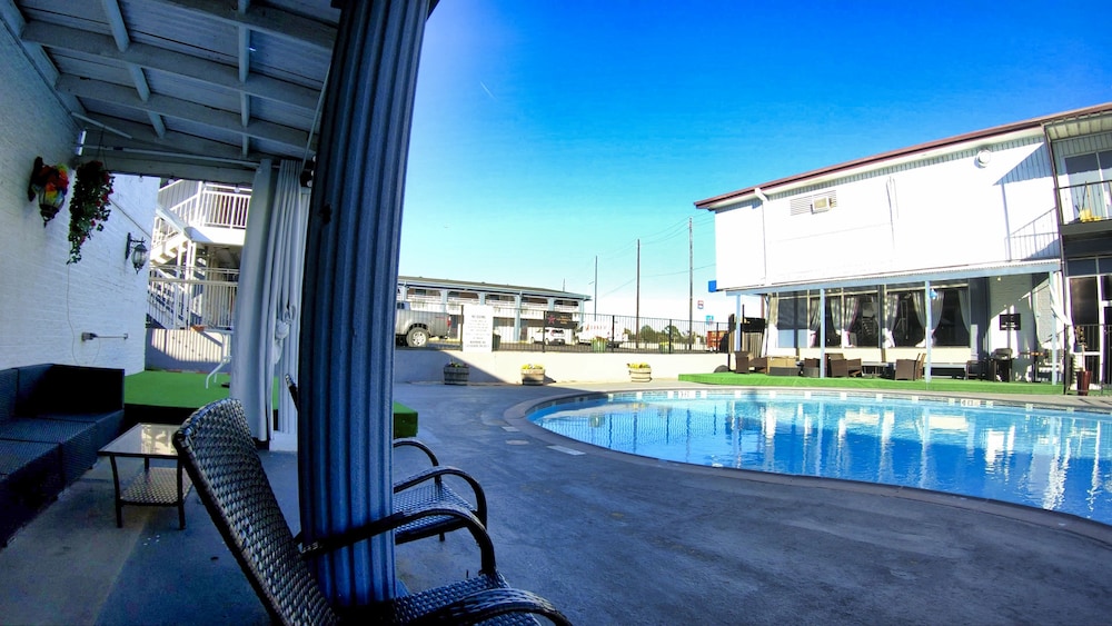 R Nite Star Inn & Suite 62/65