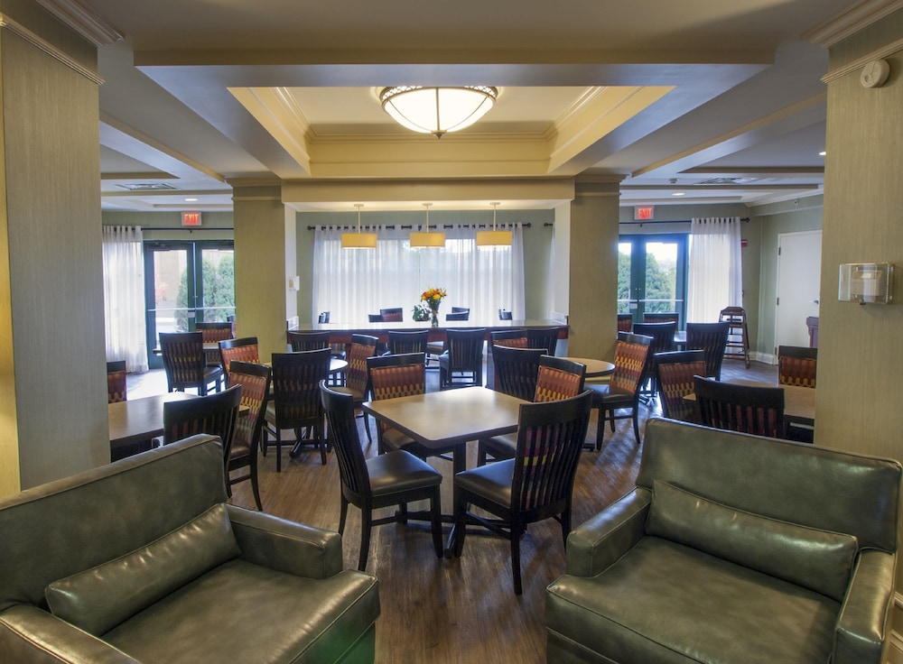 Holiday Inn Express Hotel Suites Buffalo Airport 45/58