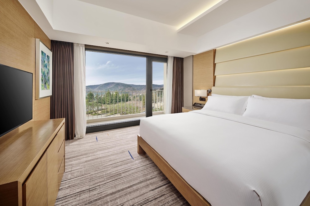 EXECUTIVE, SUITE, KING BED