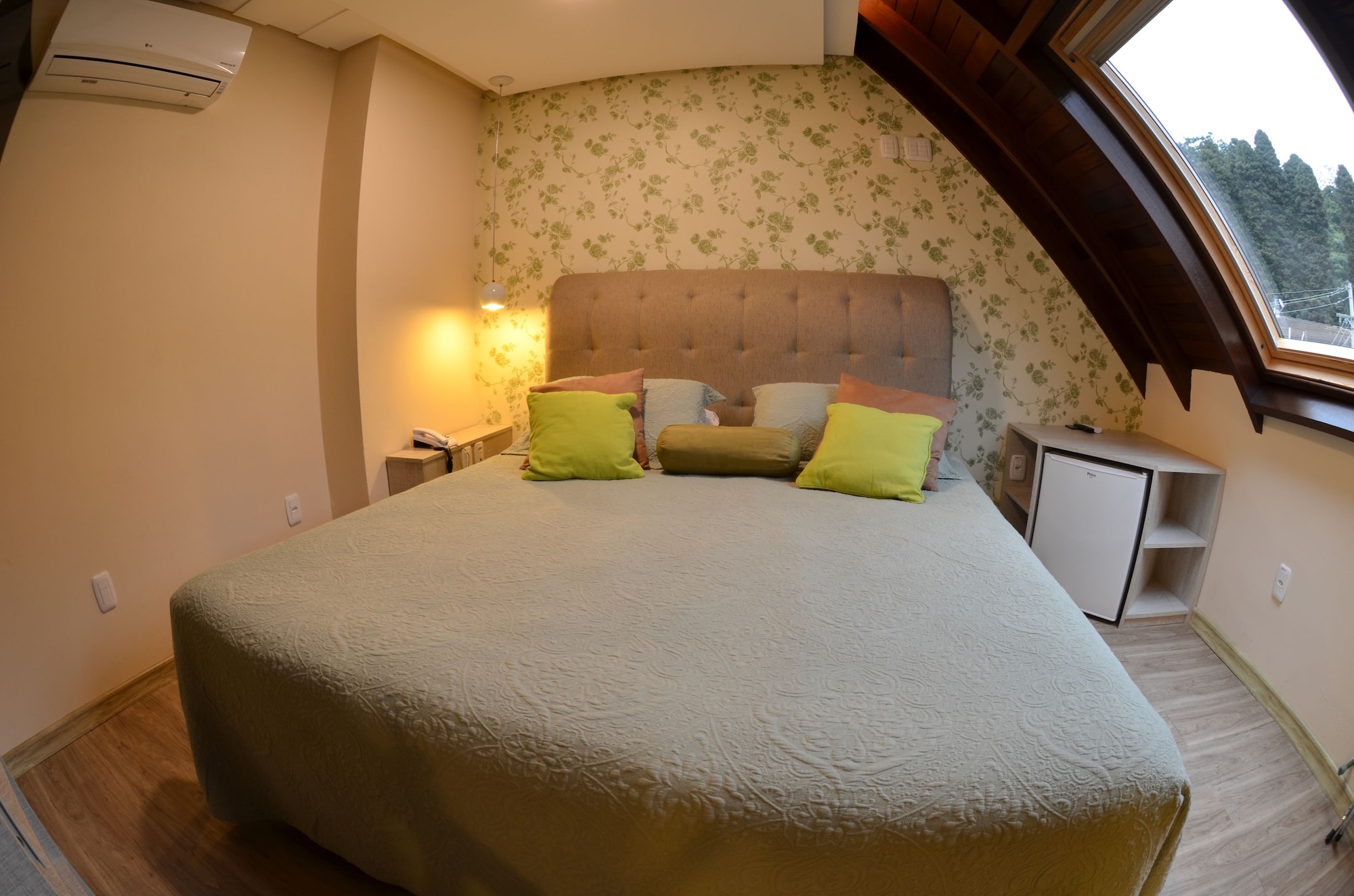 DELUXE, SUITE, JETTED TUB