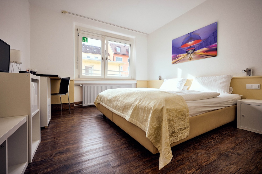 ROOM, QUADRUPLE