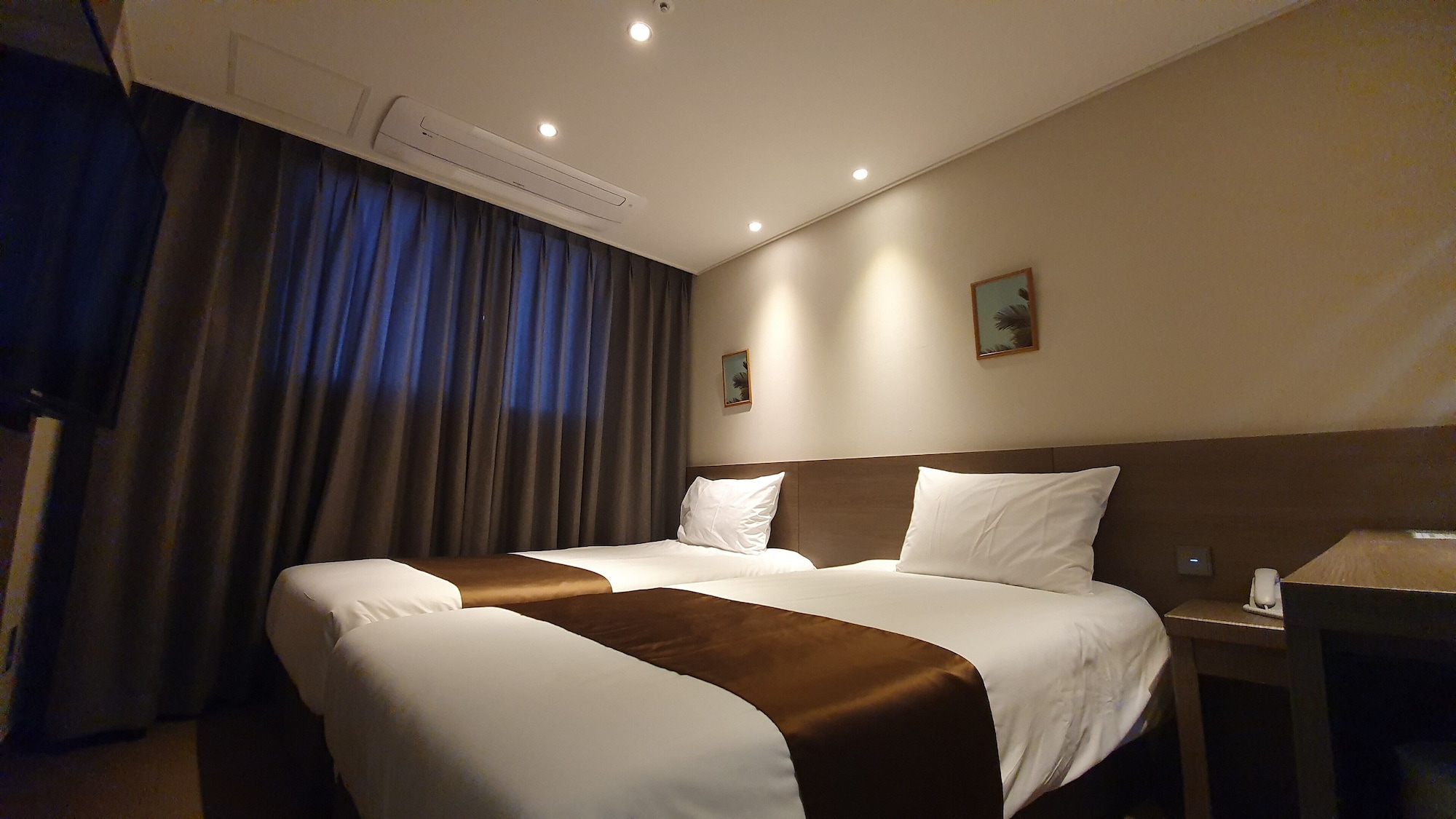 Room, Twin Beds, Mountain View