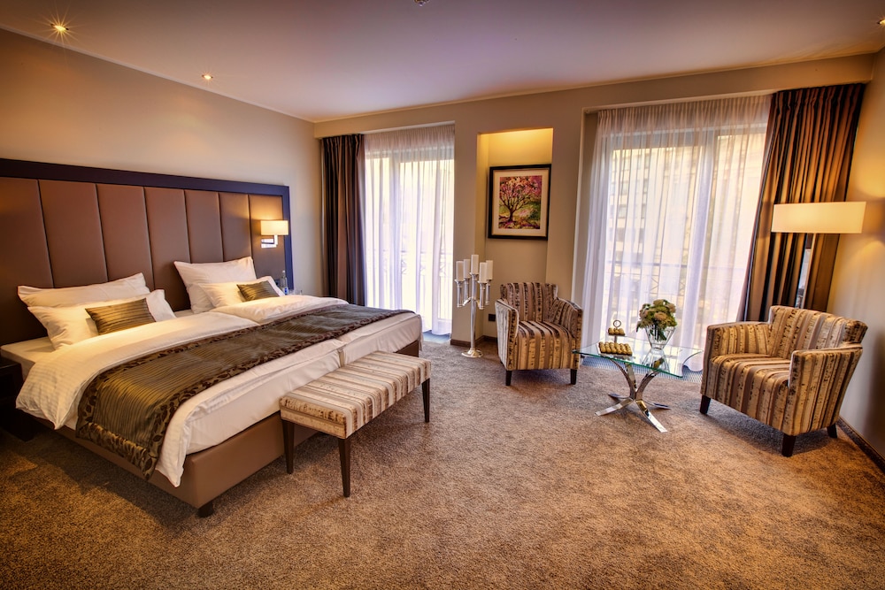 DELUXE, DOUBLE OR TWIN BED