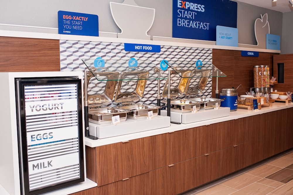 Holiday Inn Express Suites Birmingham North Fultondale 25/34