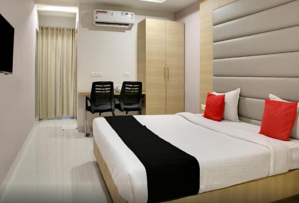 Oyo 14745 Veeraj Suites 18/50