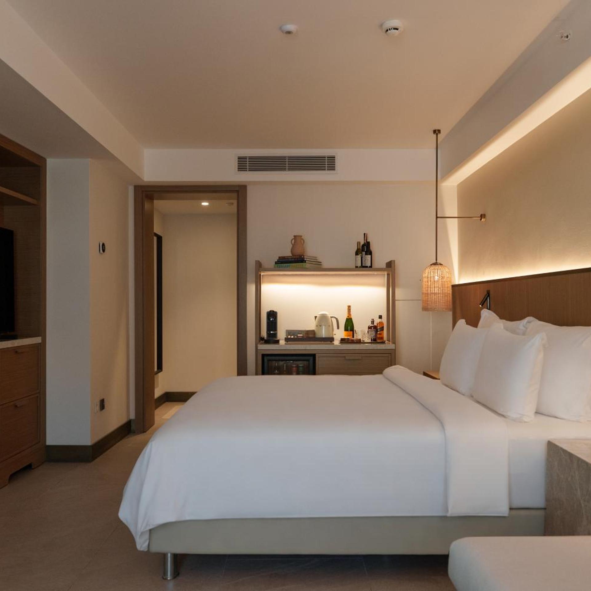 DELUXE, DOUBLE OR TWIN BED