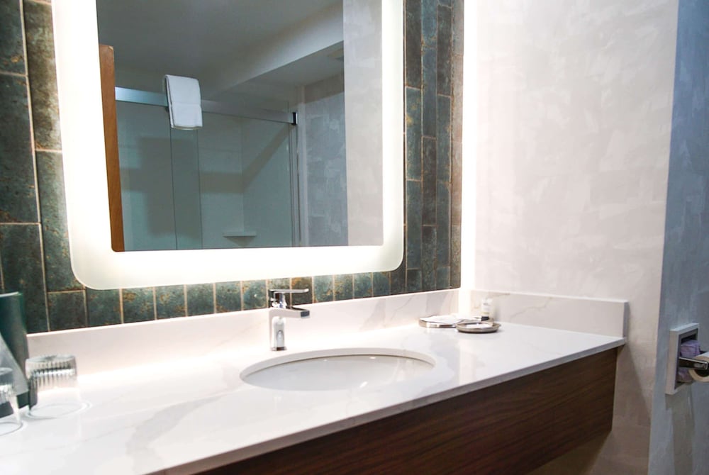 غرفة بسريرين كوين، The Yankee Inn 7/8