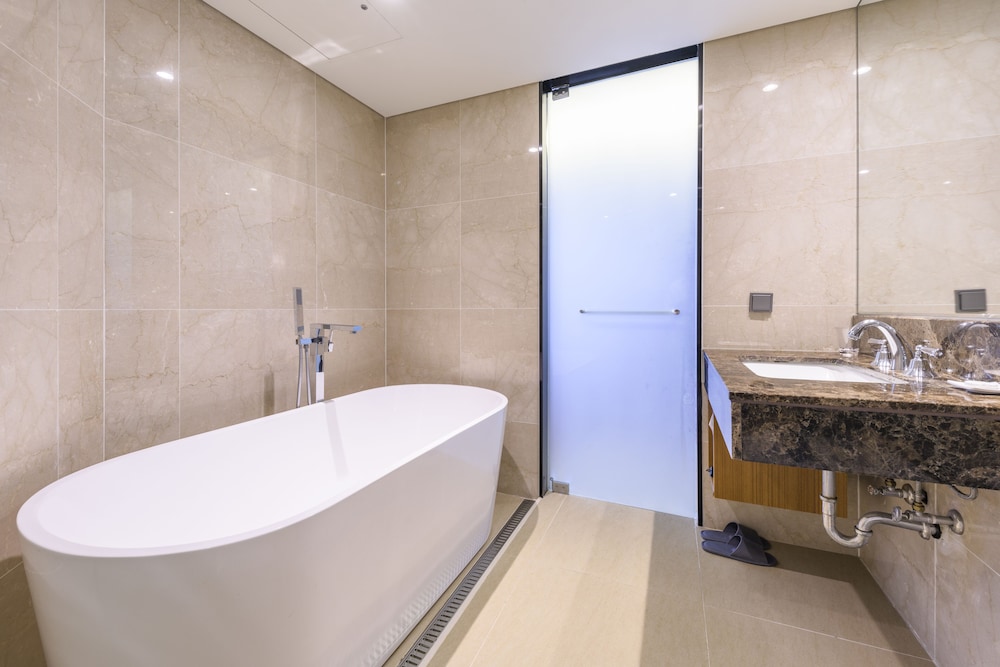 Shin Shin Hotel Jeju Airport (ex Hotel Kenny Story Premium Jeju Yeondong) 35/61