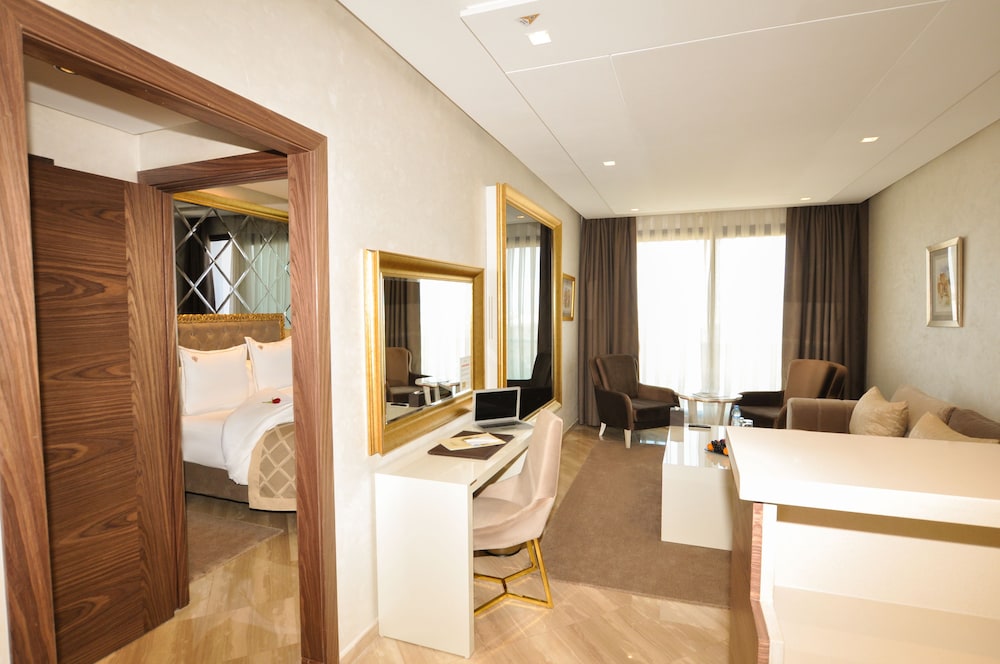 جناح سوبيريور تنفيذي بسرير كينج بشرفة مع أريكة، Suite Hotel Casa Diamond 3/4
