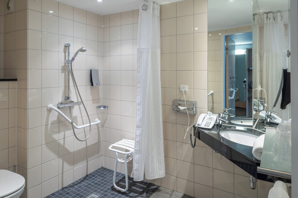 HOLIDAY INN EXPRESS SAINT NAZAIRE 74/76