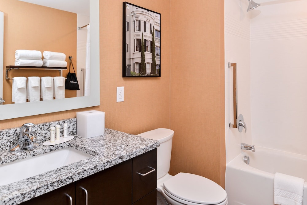 جناح بسرير كوين بغرفة نوم واحدة مع أريكة، Towneplace Suites By Marriott Charleston-West Ashley 2/3