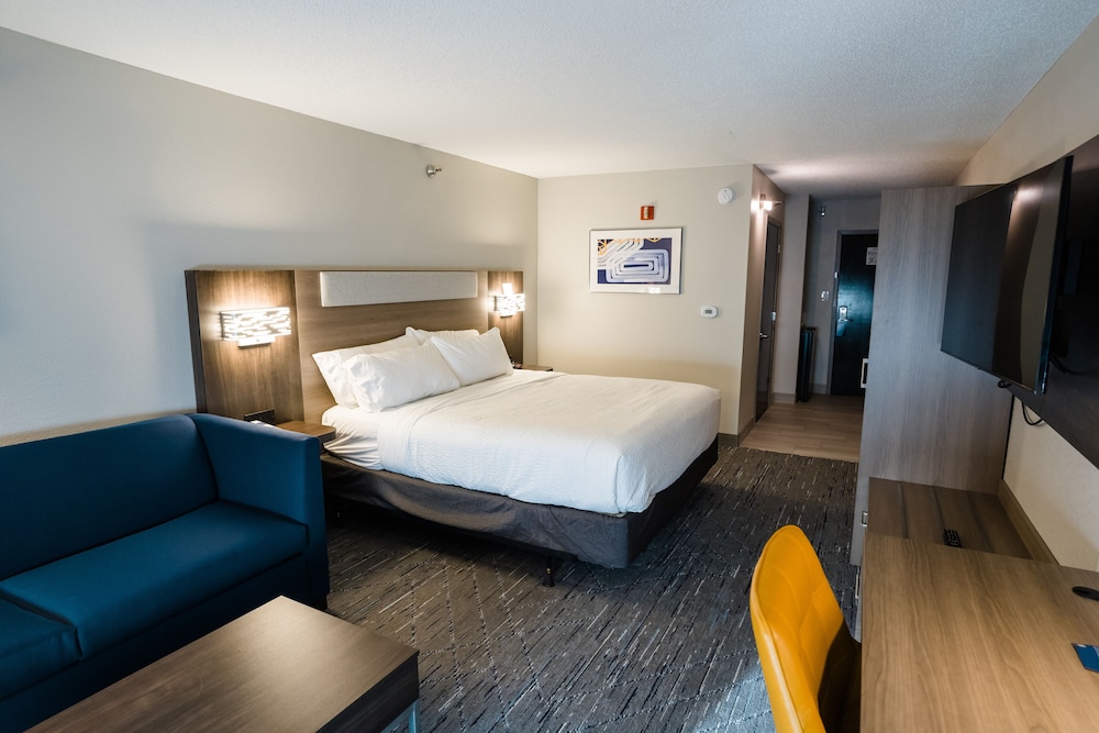 Holiday Inn Express Hotel and Suites Knoxville-North-I-75 Exit 112 24/61