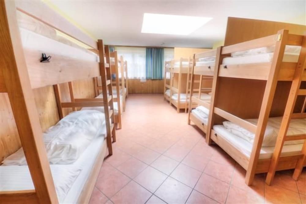 Euro Youth Hotel & Krone 33/66