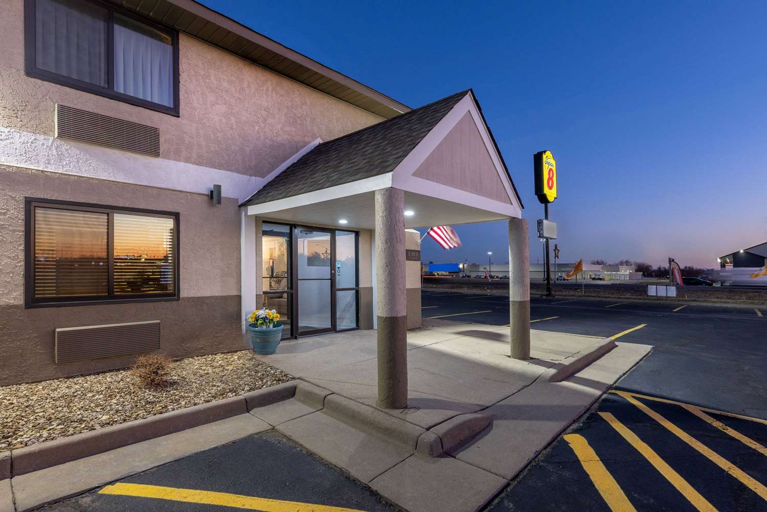 Super 8 by Wyndham Pratt 41/45