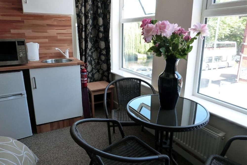 Riverside Hotel Bed and Breakfast 32/48