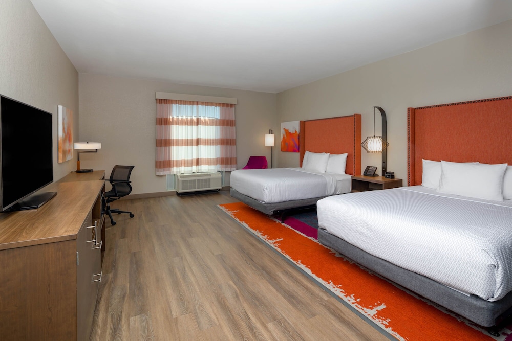La Quinta Inn and Suites by Wyndham Perry 13/32