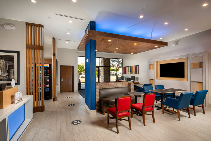 Holiday Inn Express and Suites Chatsworth 48/57