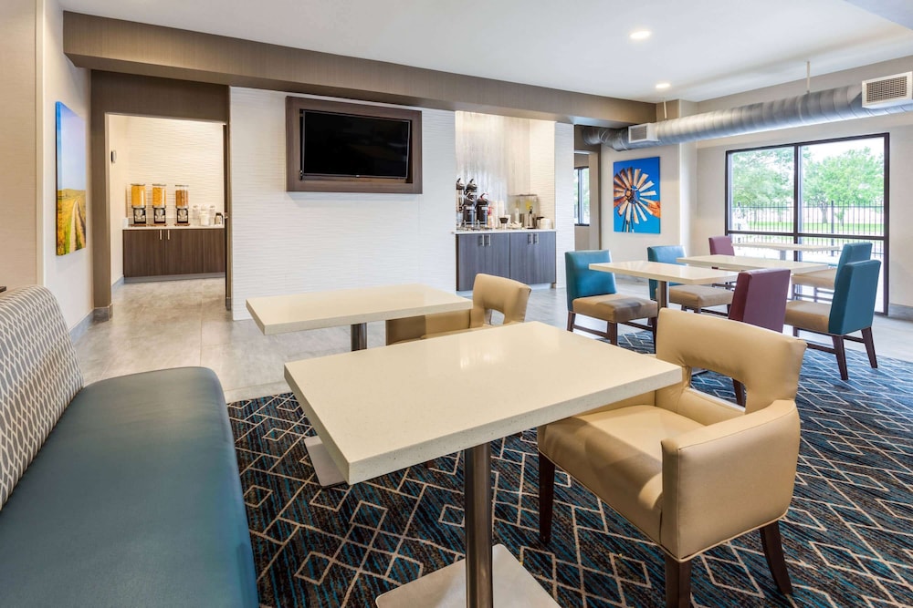 La Quinta Inn & Suites by Wyndham Wichita Airport 38/56