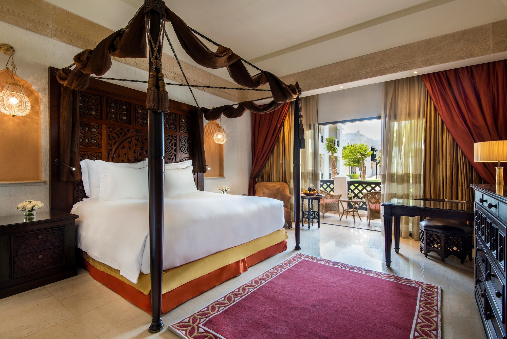 غرفة ديلوكس بسرير كينج بإطلالة على المسبح، Sharq Village & Spa, a Ritz-Carlton Hotel 3/7