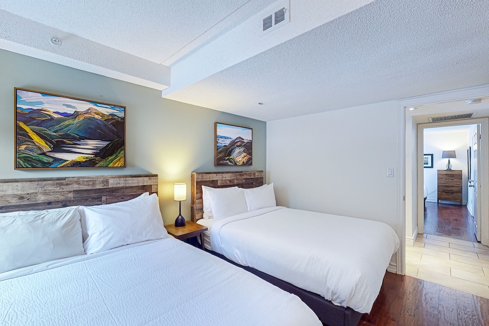 Mountain, 1 Queen and 4 Double Beds