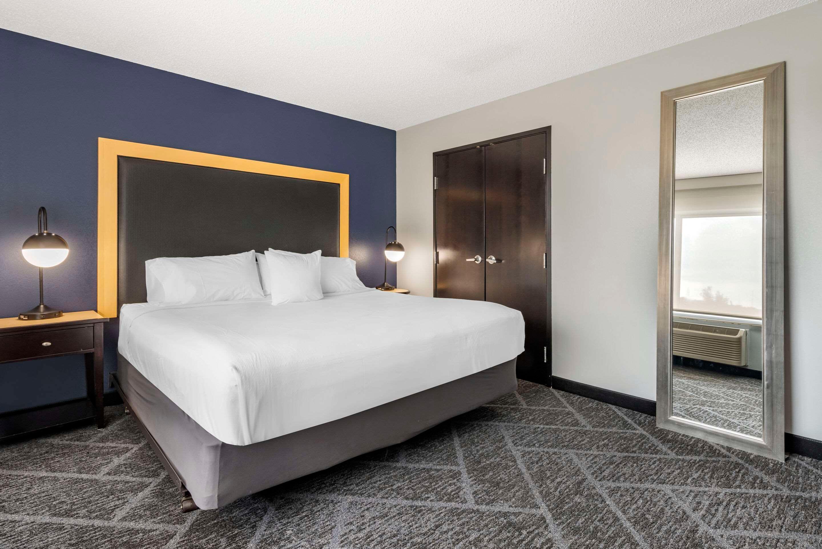 Efficiency, Suite, 2 King Beds, Accessible