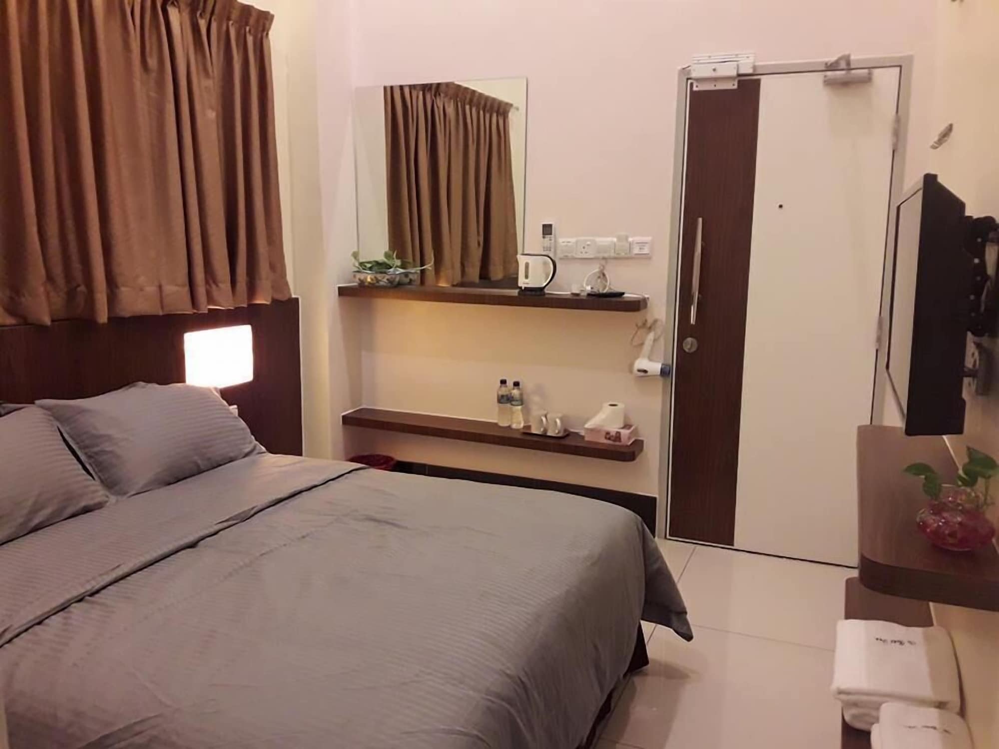 ROOM, DOUBLE BED