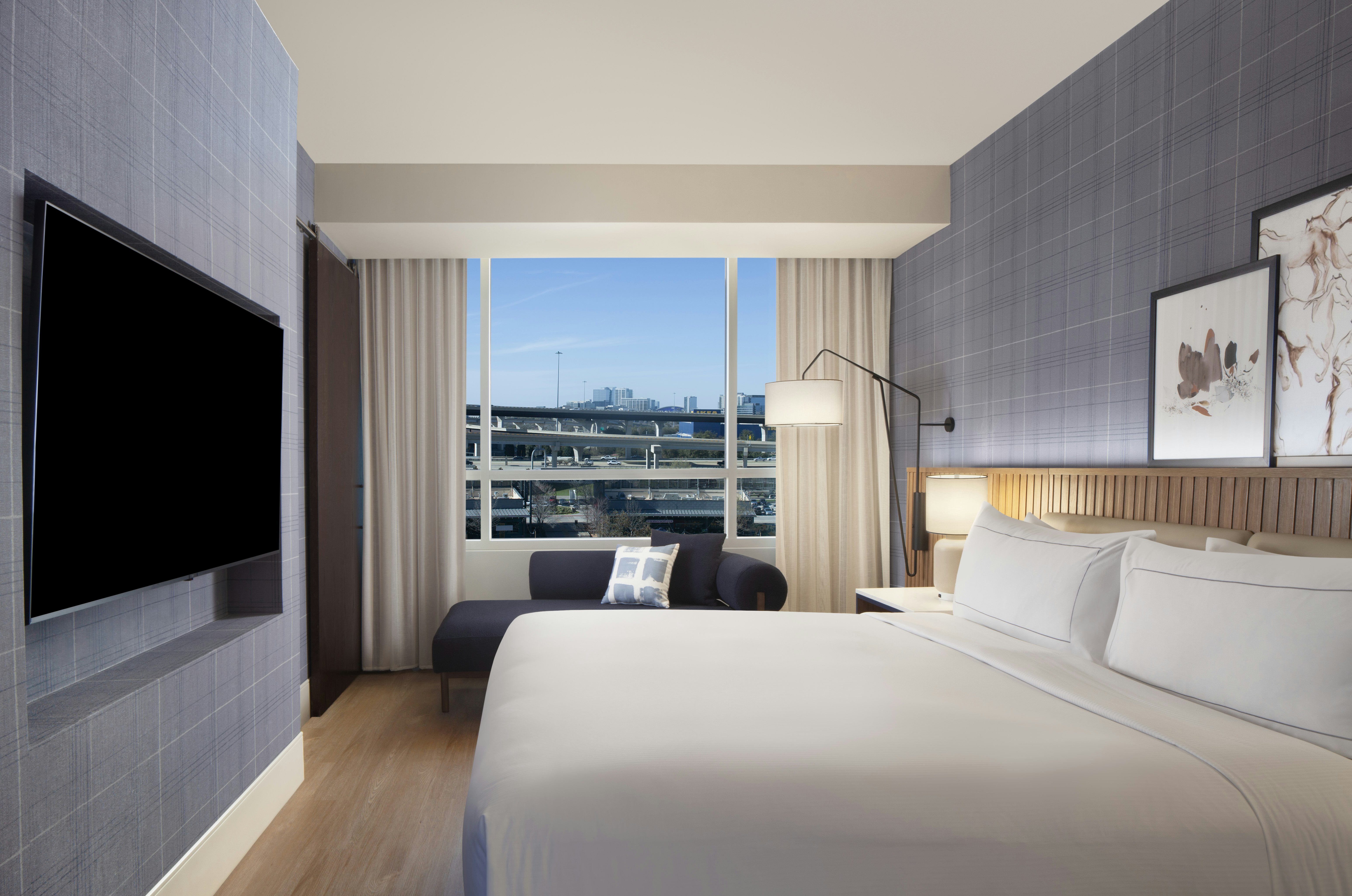 STUDIO, SUITE, KING BED
