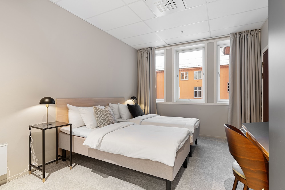 Enter St Elisabeth Suites 19/50