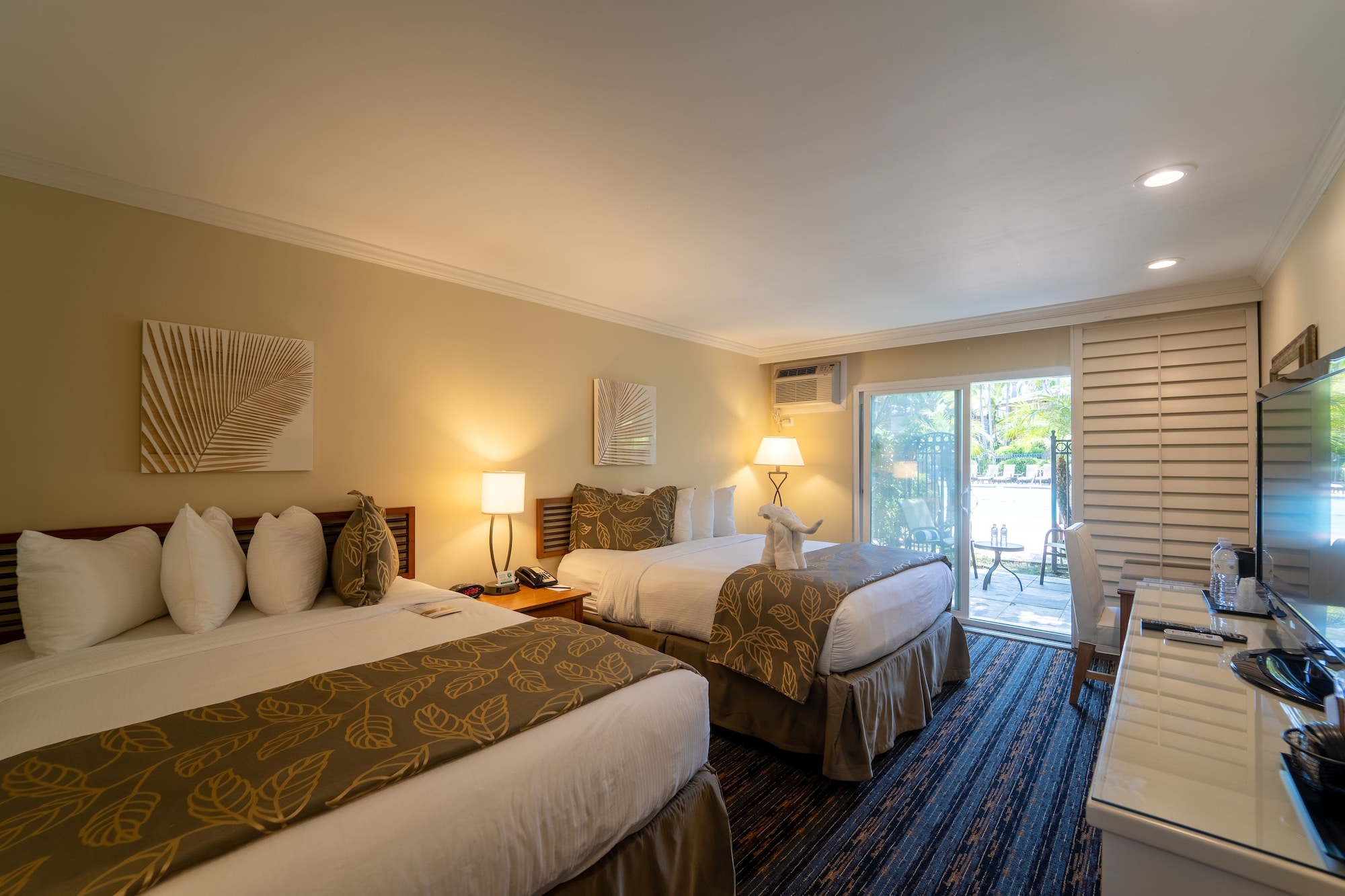 LANAI, STANDARD, 2 QUEEN BEDS