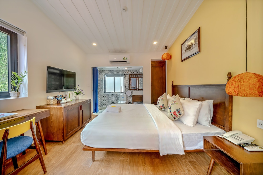 DELUXE, QUEEN BED