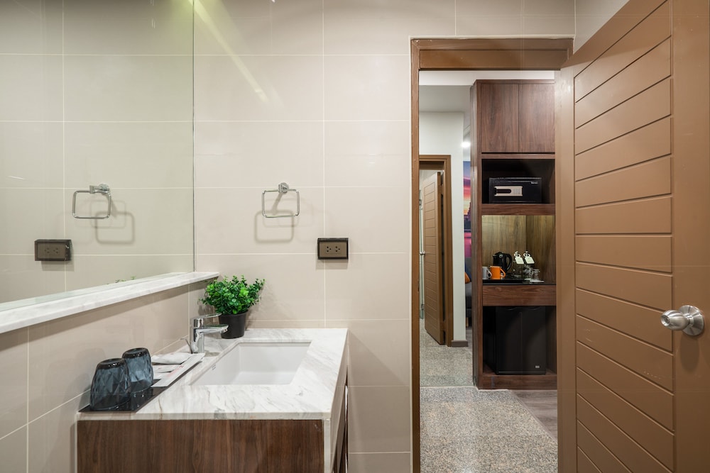 Hotel Manhattan Bangkok 50/50