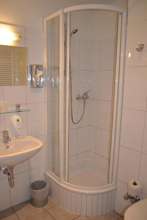 غرفة بسرير مزدوج بإطلالة على الفناء، Plaza Inn Salzburg City 3/3