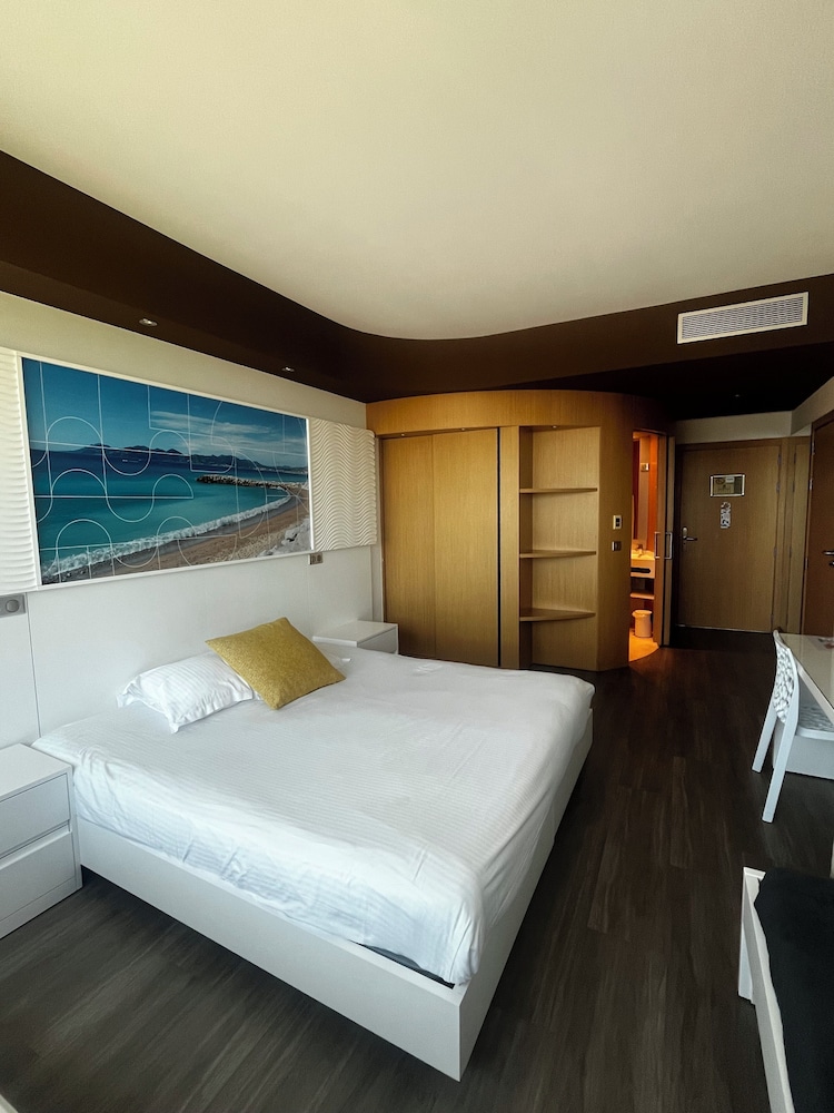 ROOM, TRIPLE