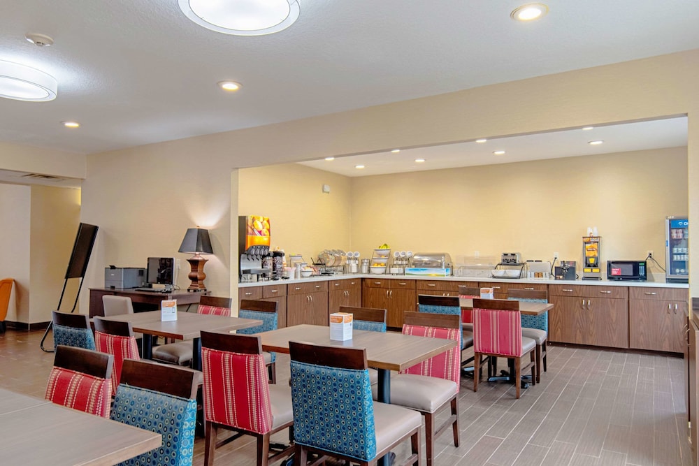 Comfort Inn & Suites Fredericksburg TX 25/30