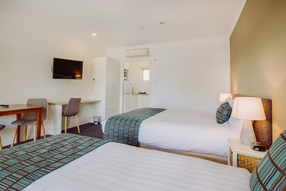 ARTESIAN SPA MOTEL 20/48