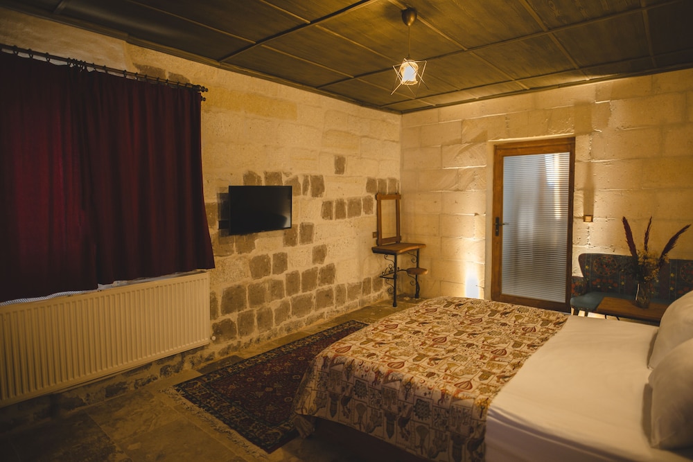Cavusin Cave House 32/50